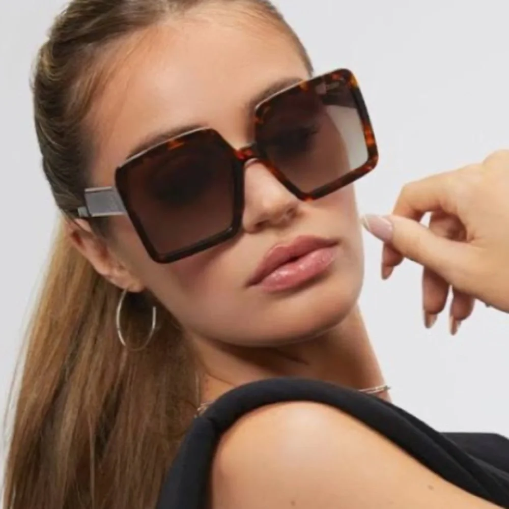 READ SCUFFS Quay Almost ready polarized square Sunnies